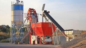 Centrale à béton compacte MBA avec malaxeur, convoyeur et silo à ciment