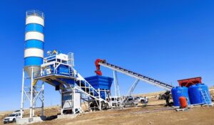 Centrale à béton mobile avec convoyeur à granulats intégré